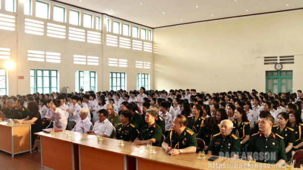 Gần 500 học sinh được tuyên truyền, giáo dục truyền thống cách mạng