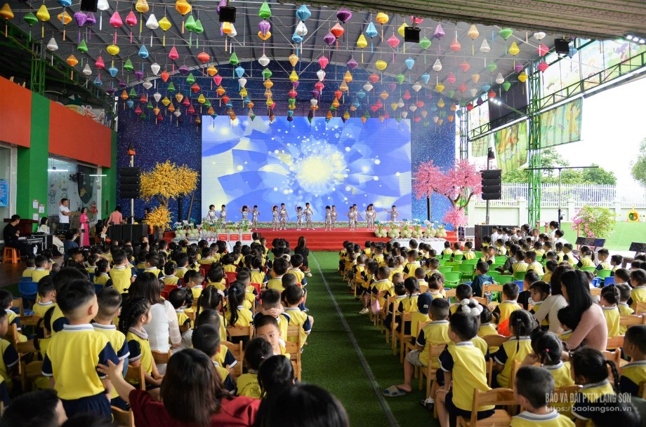 Tiết mục văn nghệ chào mừng do các em học sinh Trường Mầm non Happy School biểu diễn