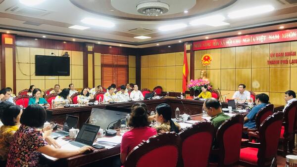 Đoàn giám sát Thường trực HĐND thành phố làm việc với Chi cục Thuế thành phố Lạng Sơn