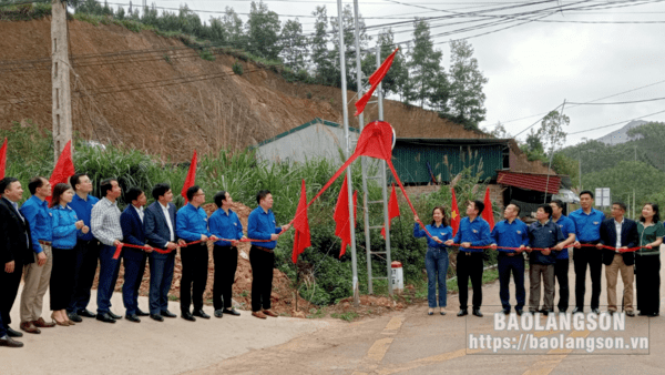 Câu lạc bộ Cựu cán bộ đoàn thành phố Lạng Sơn phối hợp tổ chức Chương trình “Tháng thanh niên, hành trình tháng ba biên giới” tại Lộc Bình