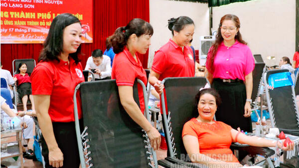 Tiếp nhận 666 đơn vị máu tại ngày hội hiến máu “Giọt hồng yêu thương thành phố Lạng Sơn năm 2024”