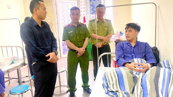 Lãnh đạo UBND thành phố thăm hỏi, động viên  chiến sĩ phòng cháy chữa cháy bị thương trong quá trình  thực hiện nhiệm vụ trên địa bàn