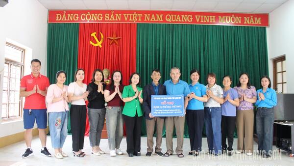 Liên đoàn Lao động thành phố Lạng Sơn bàn giao hai công trình chào mừng kỷ niệm 50 năm ngày giải phóng miền Nam