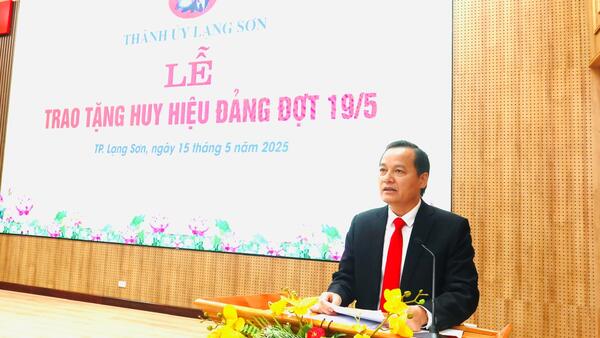 Thành ủy Lạng Sơn tổ chức Lễ trao Huy hiệu Đảng đợt 19/5