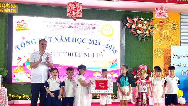 Lãnh đạo thành phố thăm tặng quà nhân ngày Quốc tế  thiếu nhi 01/6/2025 tại Trường Mầm non Hoàng Văn Thụ  thành phố Lạng Sơn
