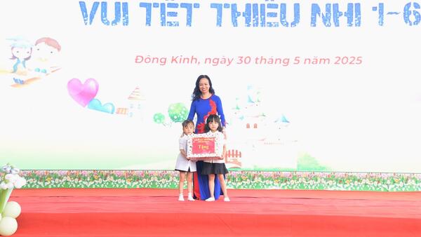 Lãnh đạo thành phố Lạng Sơn thăm, tặng quà Tết Thiếu nhi tại Trường Mầm non Happy School