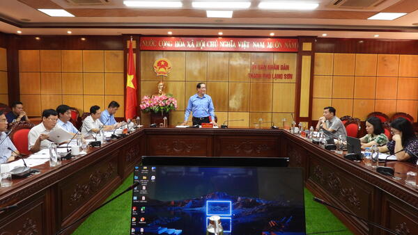 Đồng chí Dương Xuân Huyên, Ủy viên Ban thường vụ Tỉnh ủy, Phó Chủ tịch Thường trực UBND tỉnh kiểm tra tình hình thực hiện dự án khách sạn, sân golf Hoàng Đồng-Lạng Sơn và dự án Khu liên hợp thể thao tỉnh Lạng Sơn (Hạng mục sân vận động trung tâm, nhà thi đấu đa năng)