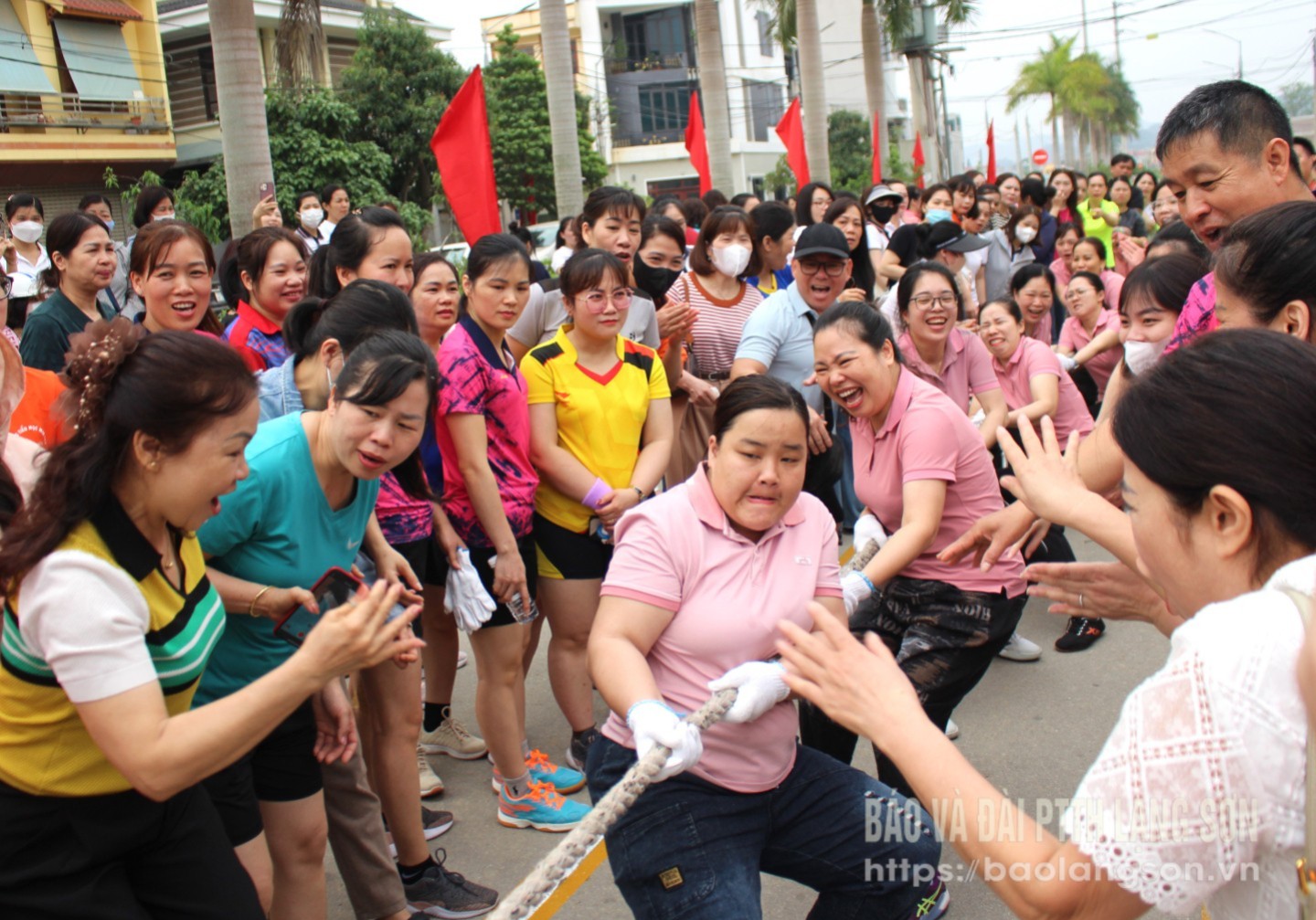 Đông đảo công nhân, viên chức, lao động cổ vũ cho các vận động viên thi đấu nội dung kéo co nữ