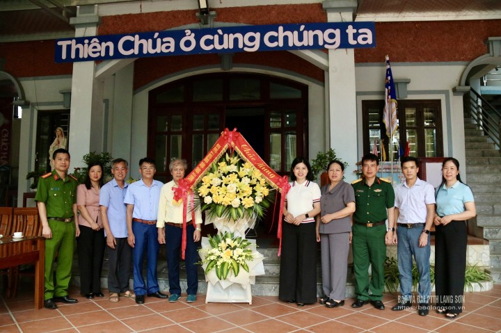 Đoàn công tác tặng quà chúc mừng Giáo xứ Ngạn Sơn, phường Vĩnh Trại nhân dịp Lễ Phục sinh năm 2025
