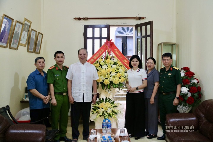 Đoàn công tác của thành phố thăm hỏi, chúc mừng các chức sắc, chức việc Giáo xứ Mỹ Sơn nhân dịp Lễ Phục sinh năm 2025