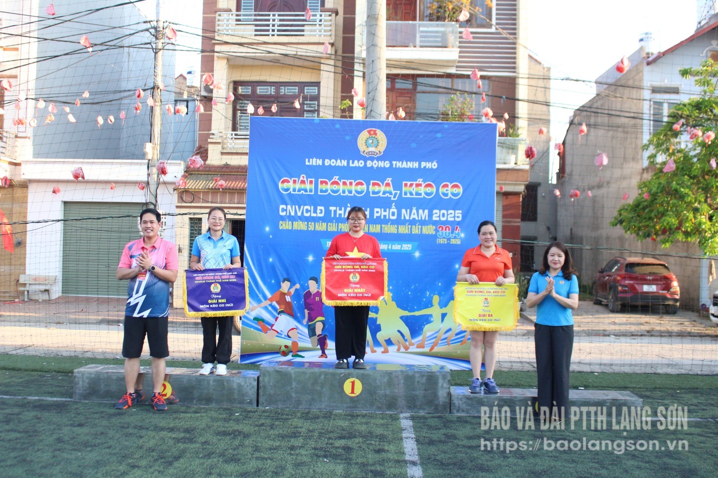 Đại diện Ban Tổ chức trao giải cho đại diện các đội xuất sắc nội dung kéo co nữ