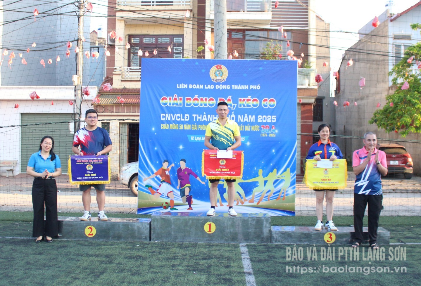 Đại diện Ban Tổ chức trao giải cho đại diện các đội xuất sắc nội dung kéo co nam - nữ