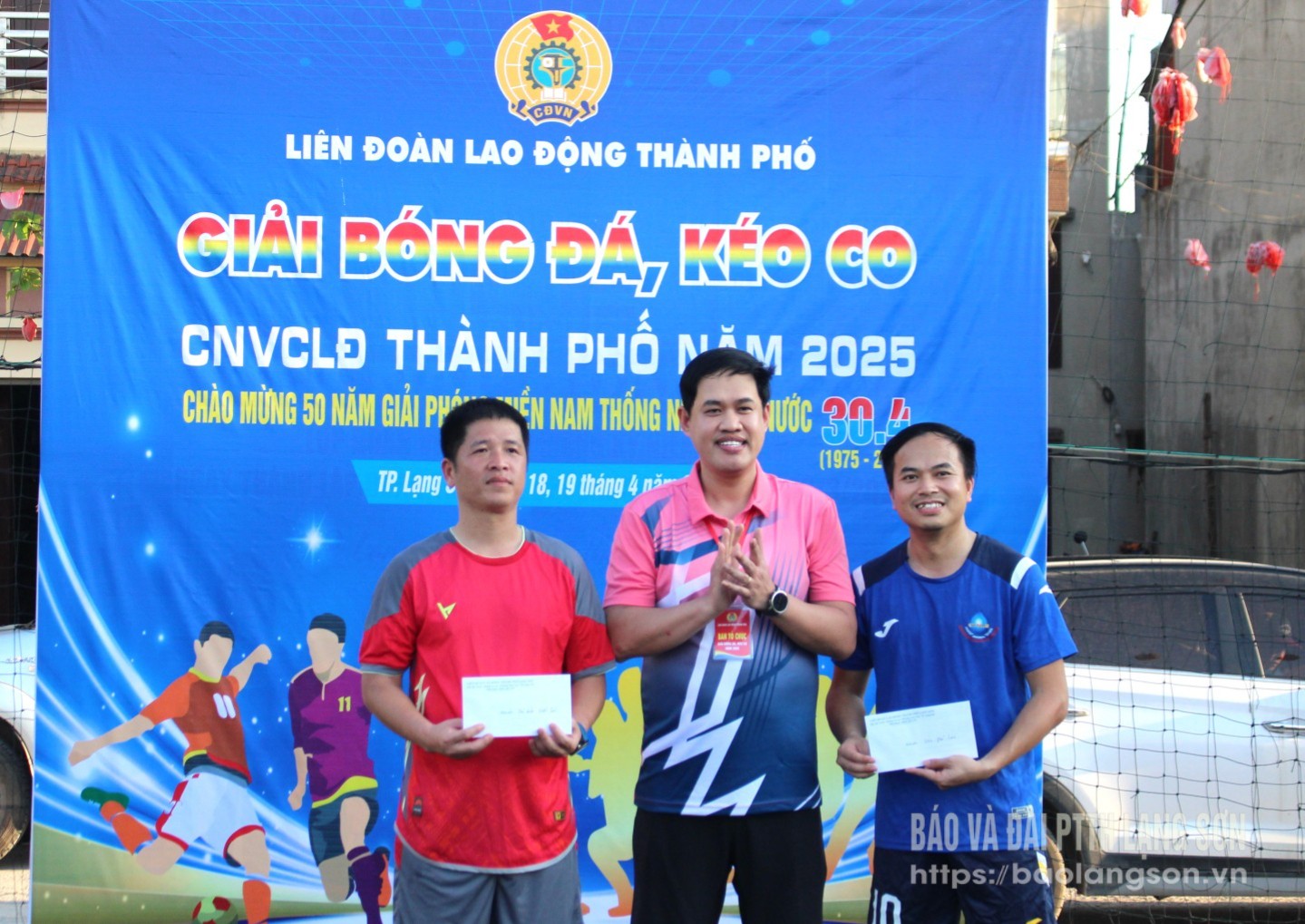 Đại diện Ban Tổ chức trao giải chuyên đề cho cầu thủ và thủ môn xuất sắc nhất nội dung bóng đá nam