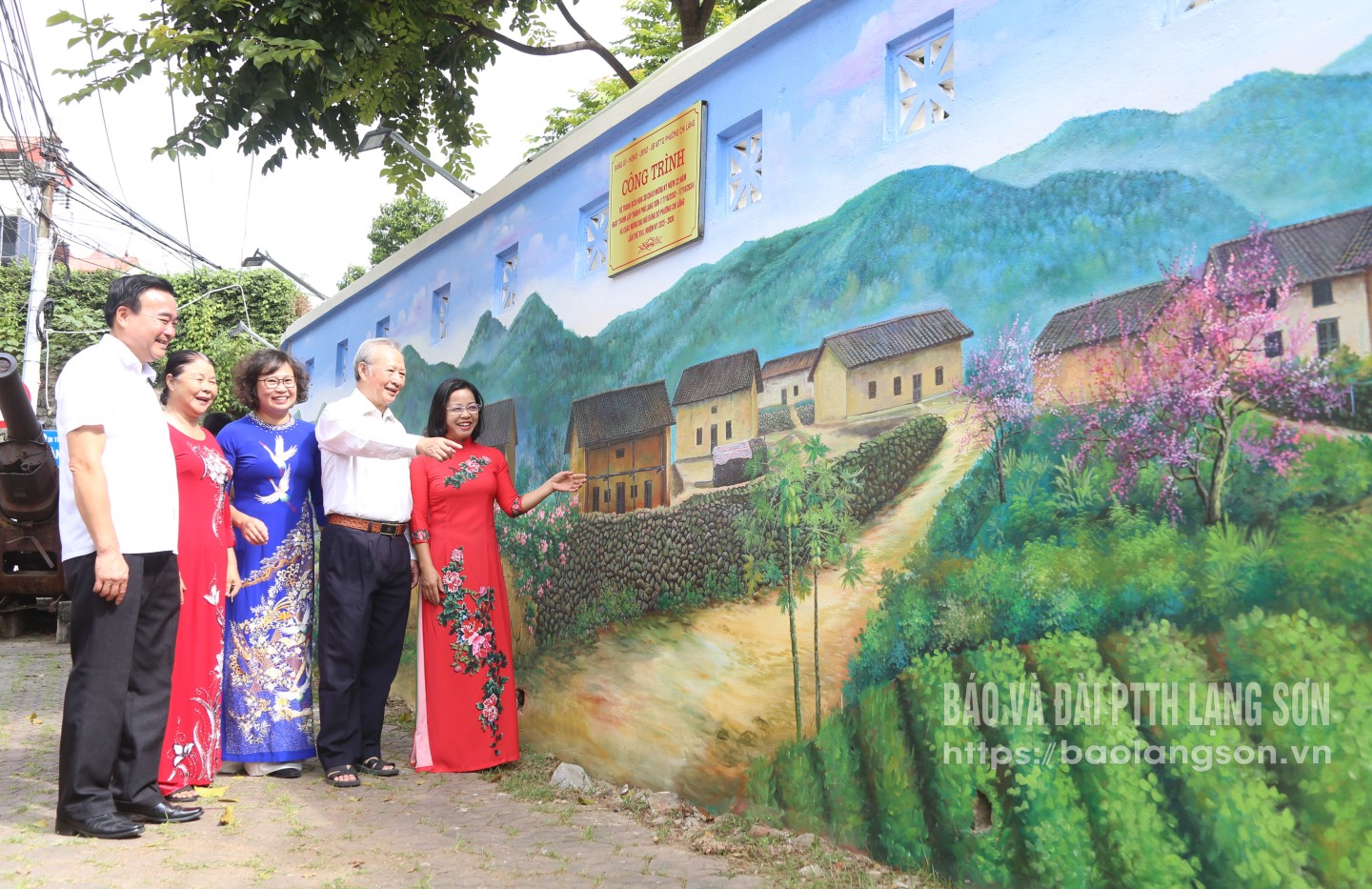 Các đại biểu tham quan công trình vẽ tranh bích họa 3D tại khu vực di tích Thành cổ Lạng Sơn, phường Chi Lăng,  thành phố Lạng Sơn - công trình chào mừng Đại hội Đảng bộ phường Chi Lăng lần thứ XVII, nhiệm kỳ 2025 - 2030