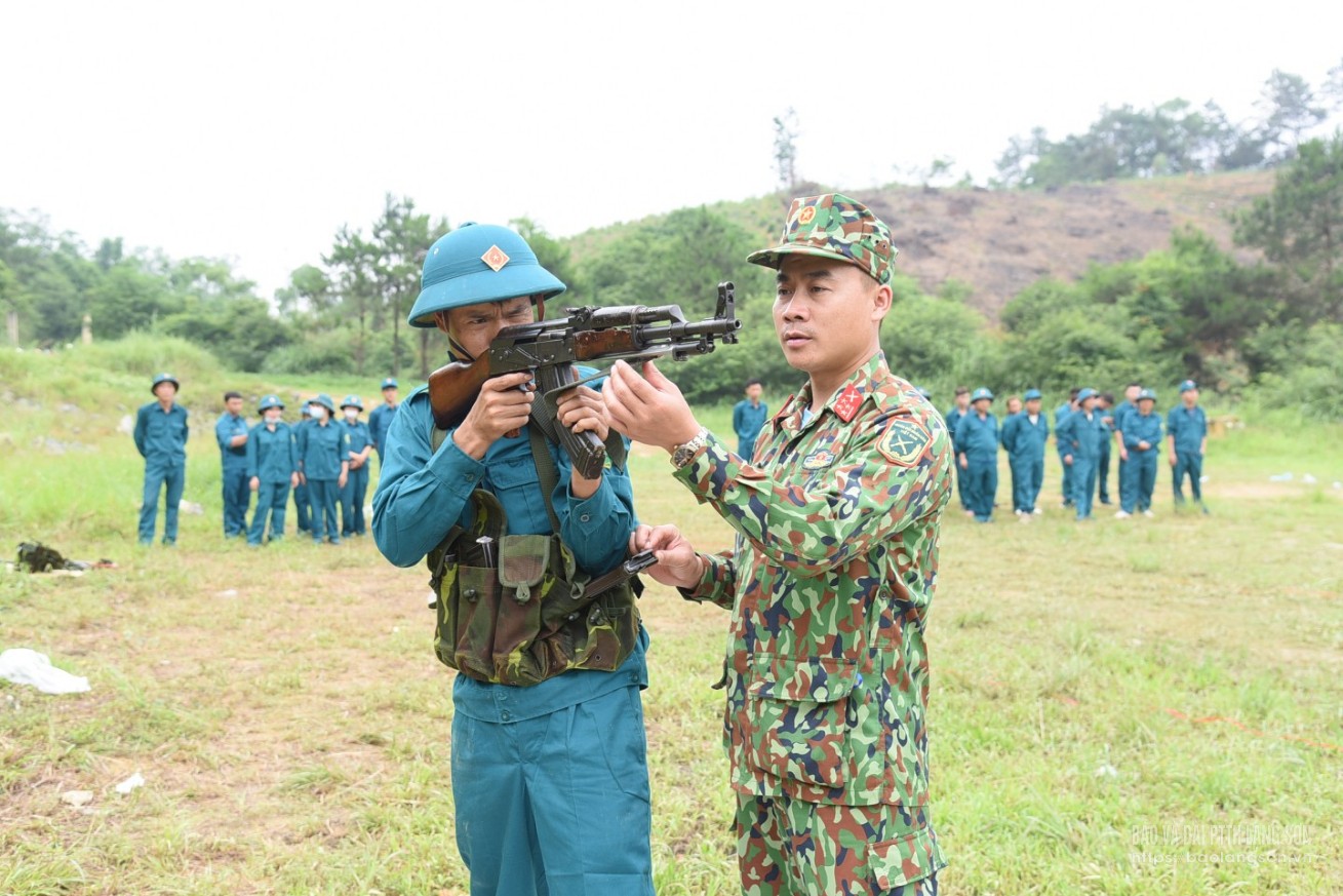 Cán bộ Ban Chỉ huy Quân sự thành phố hướng dẫn lực lượng dân quân tự vệ bắn súng