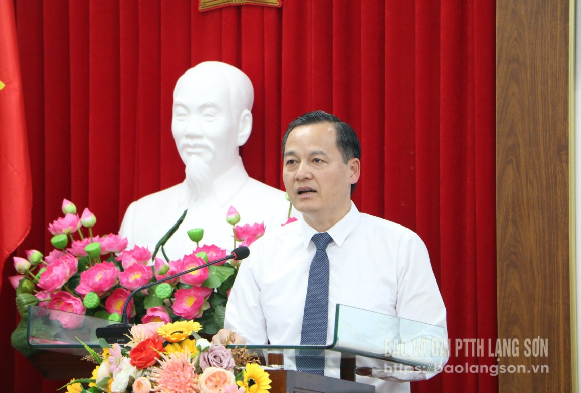 Đồng chí Phùng Quang Hội, Bí thư Thành ủy phát biểu chỉ đạo tại kỳ họp