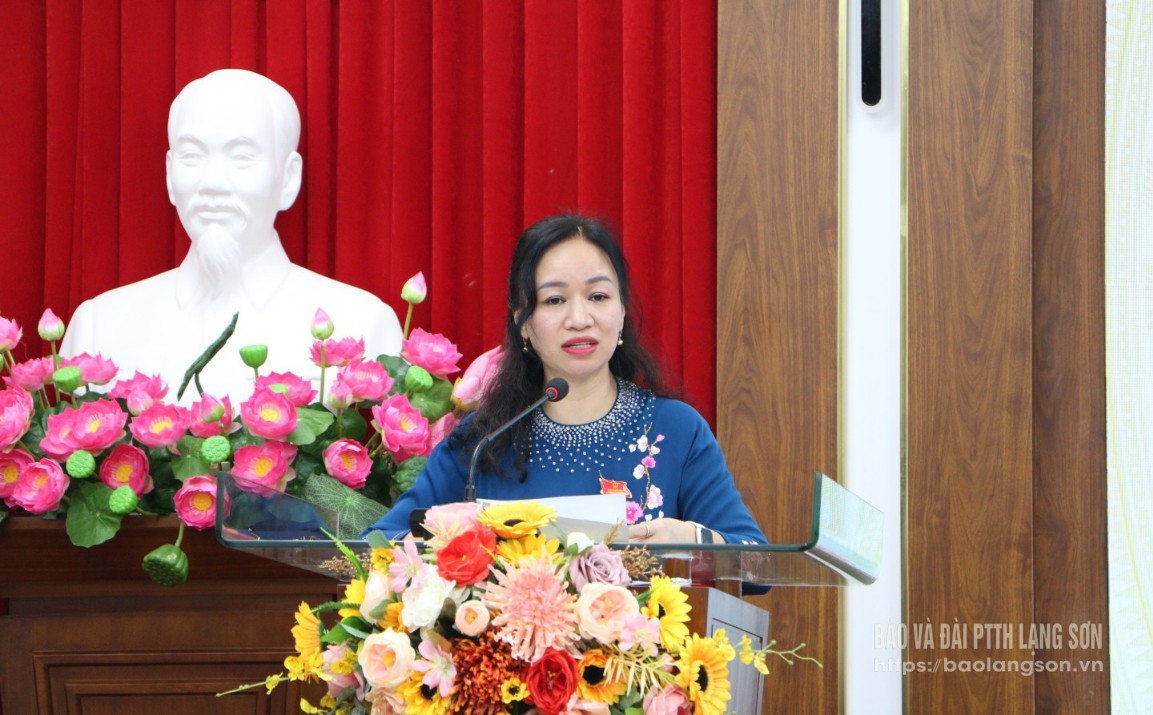 Đồng chí Nông Bích Diệp, Phó Bí thư Thường trực Thành ủy, Chủ tịch HĐND thành phố phát biểu tại kỳ họp