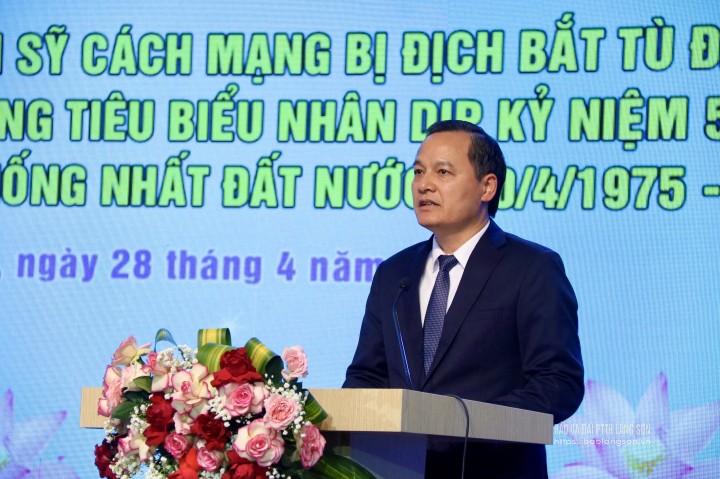 Đồng chí Phùng Quang Hội, Uỷ viên Ban Thường vụ Tỉnh uỷ, Bí thư Thành uỷ phát biểu tại chương trình gặp mặt