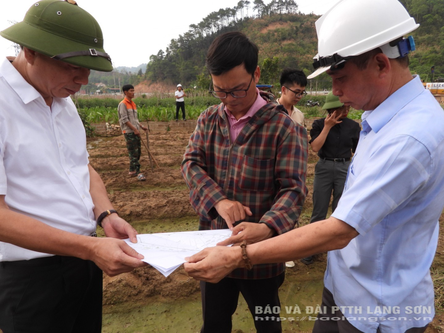 Lãnh đạo UBND thành phố cùng với đơn vị thi công kiểm tra vị trí xây dựng cột di chuyển hạ tầng kỹ thuật đường dây điện tại thực địa