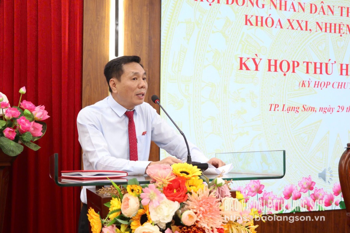 Đồng chí Chủ tịch UBND thành phố phát biểu giải trình một số nội dung Đại biểu HĐND thành phố quan tâm