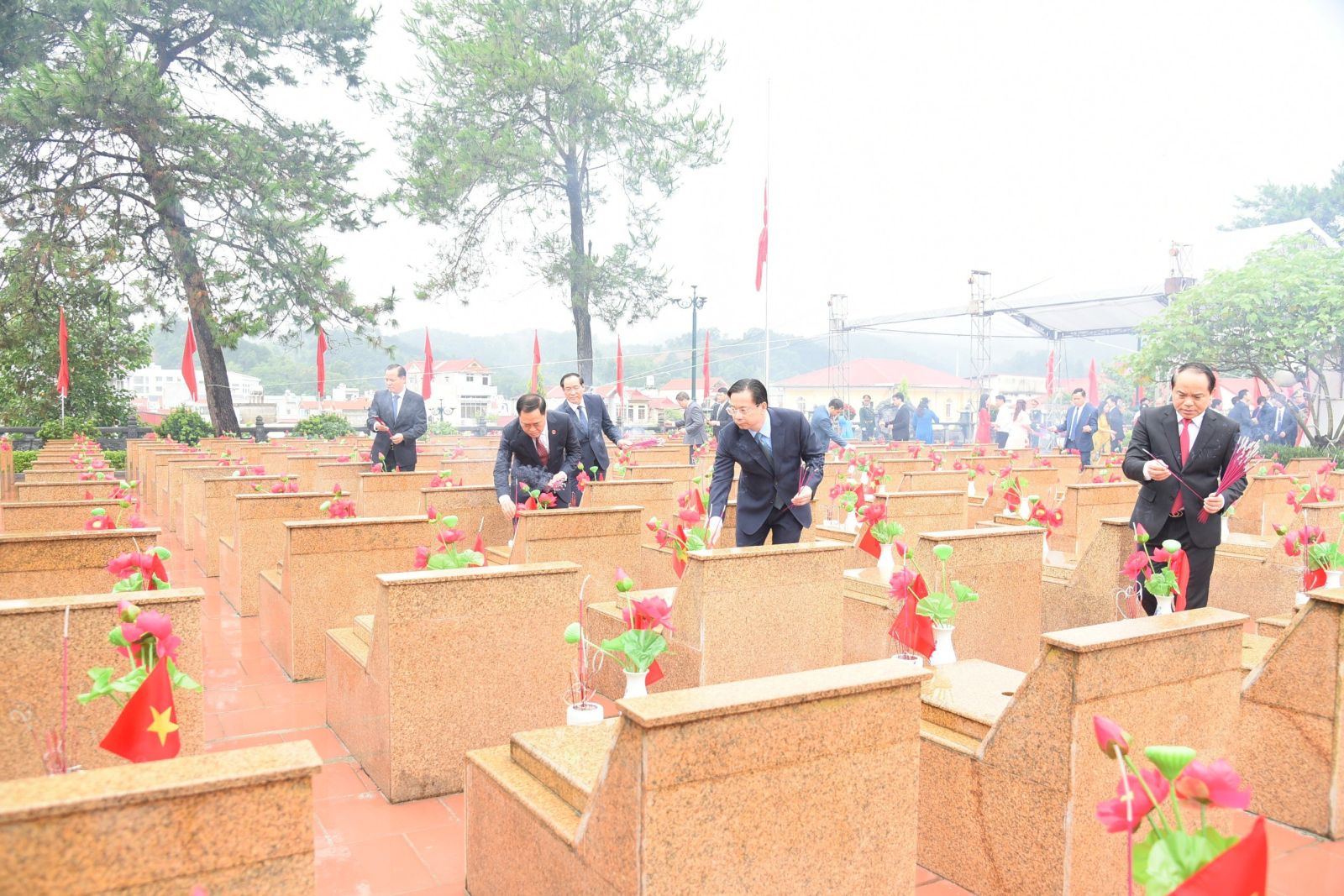 Các đại biểu thắp hương viếng mộ liệt sĩ tại Nghĩa trang liệt sĩ thành phố