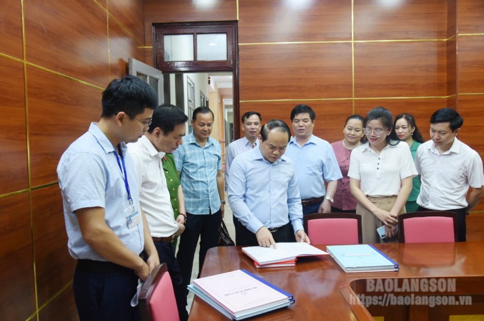 Đồng chí Bí thư và đoàn công tác kiểm tra thực tế tại trụ sở tiếp công dân của thành phố Lạng Sơn
