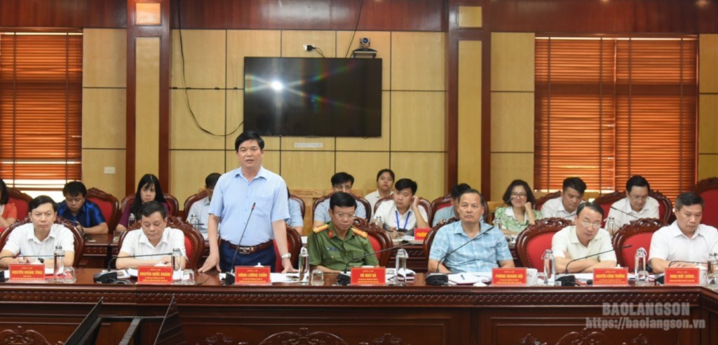 Đồng chí Nông Lương Chấn, Uỷ viên Ban Thường vụ Tỉnh uỷ, Trưởng Ban Tuyên giáo Tỉnh uỷ phát biểu ý kiến tại cuộc làm việc