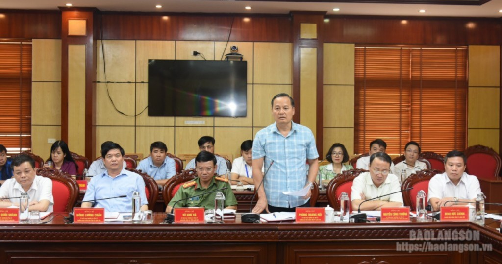 Đồng chí Phùng Quang Hội, Uỷ viên Ban Thường vụ Tỉnh uỷ, Trưởng Ban Nội chính Tỉnh uỷ phát biểu ý kiến tại cuộc làm việc