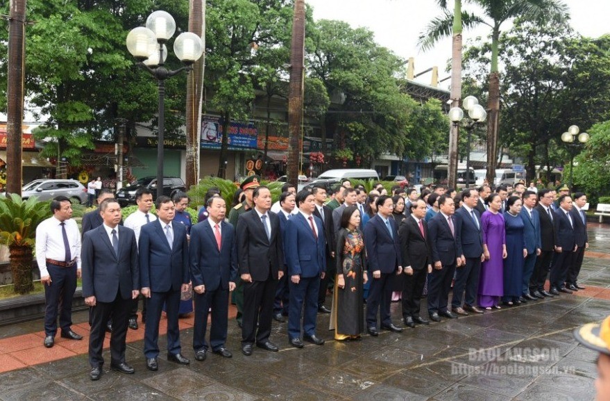 Các đại biểu làm lễ dâng hương tại Khuôn viên lưu niệm Chủ tịch Hồ Chí Minh