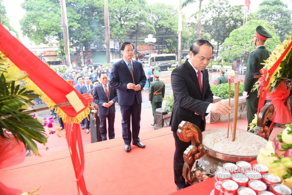 Đồng chí Bí thư Tỉnh ủy và các đại biểu dâng hương tại Khuôn viên lưu niệm Chủ tịch Hồ Chí Minh