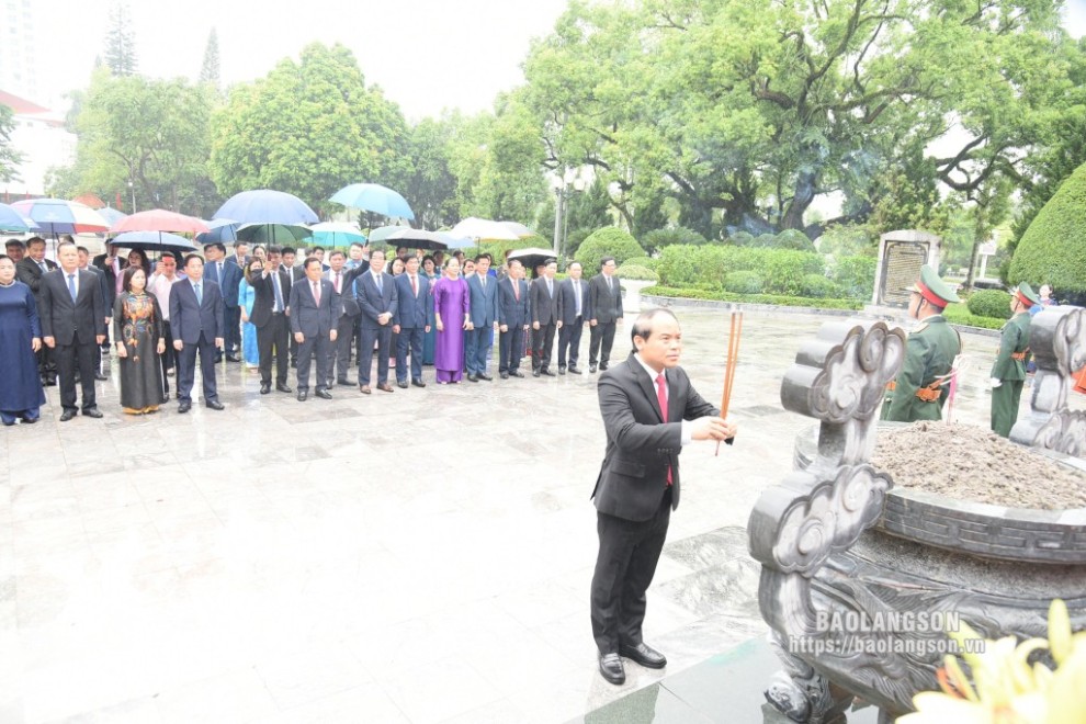 Đồng chí Bí thư Tỉnh ủy và các đại biểu dâng hương tại Tượng đài đồng chí Hoàng Văn Thụ