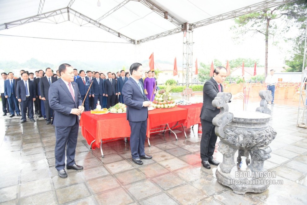 Các đại biểu làm lễ dâng hương tại Nghĩa trang liệt sĩ thành phố Lạng Sơn