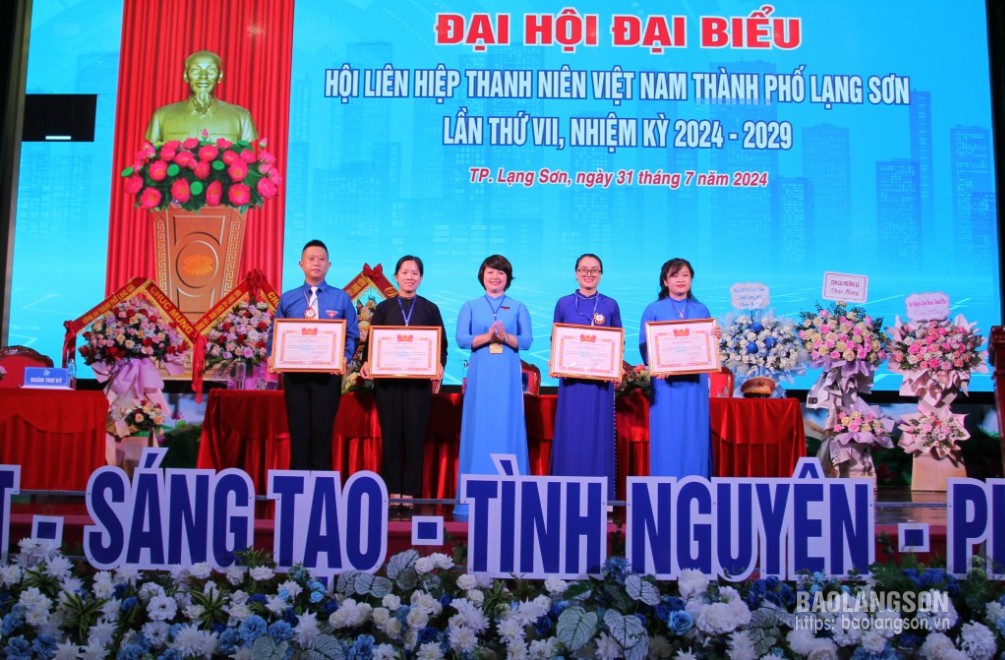 Đại diện Hội LHTN tỉnh tặng bằng khen