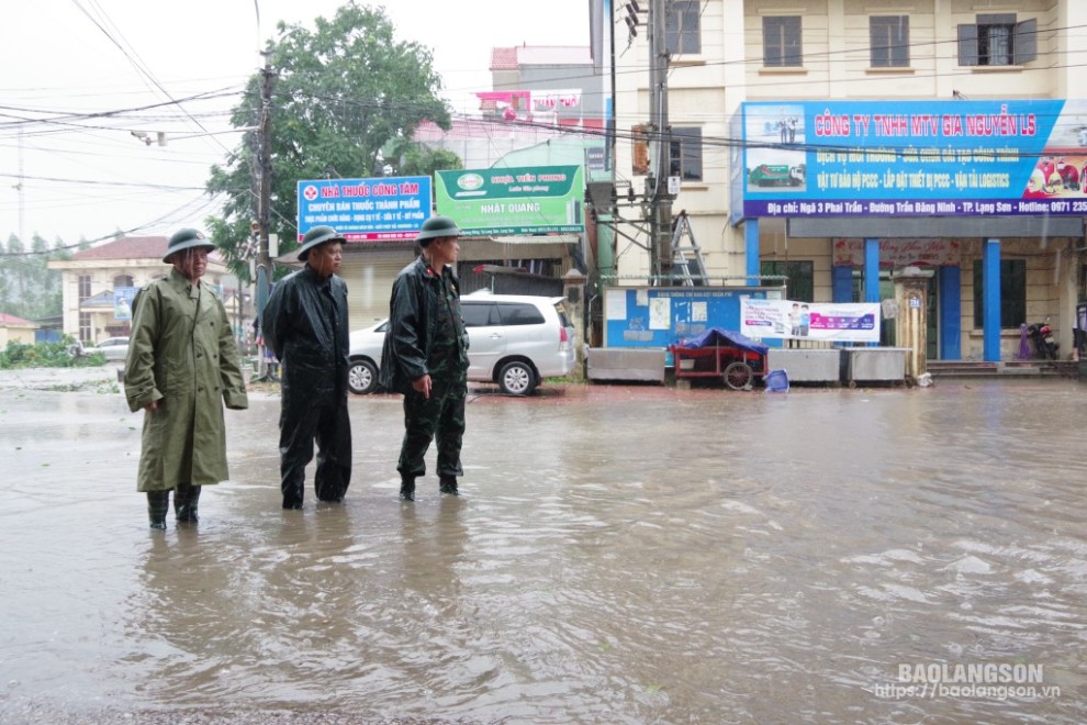 Đoàn kiểm tra của Bộ CHQS tỉnh kiểm tra điểm ngập úng khu vực ngã 3 Phai trần, thành phố Lạng Sơn