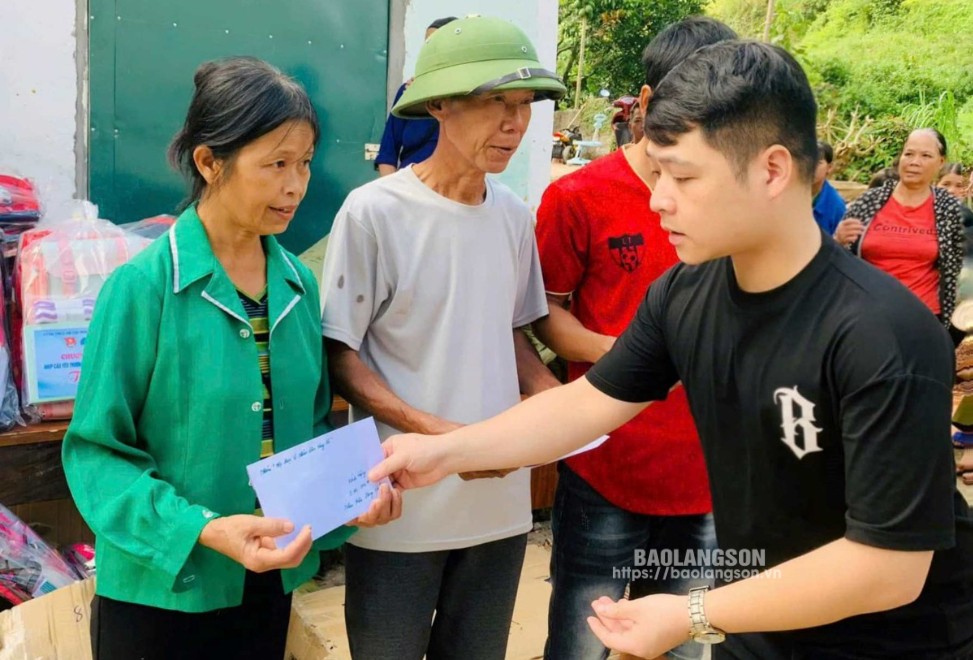 Chủ nhiệm CLB Ngân hàng máu sống thành phố Lạng Sơn trao quà hỗ trợ người dân thôn Đoàn Kết, xã Tràng Phái, huyện Văn Quan bị ảnh hưởng                          do bão số 3