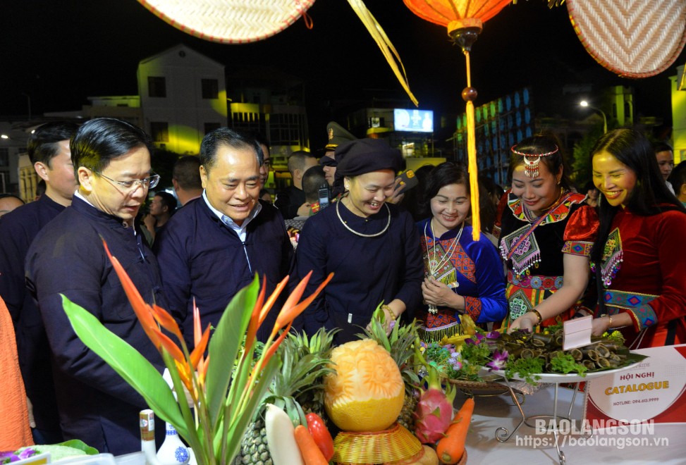 Các đại biểu tham quan gian hàng trưng bày sản phẩm OCOP tại ngày hội