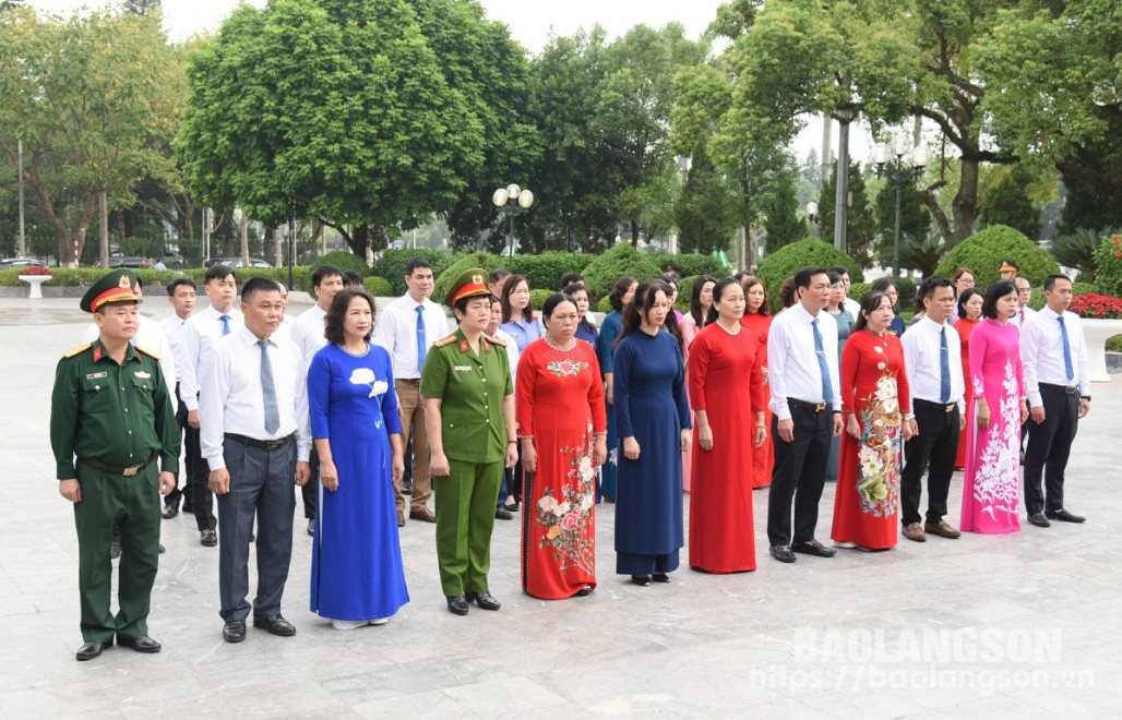 Đoàn đại biểu thành phố Lạng Sơn dâng hương tượng đài đồng chí Hoàng Văn Thụ