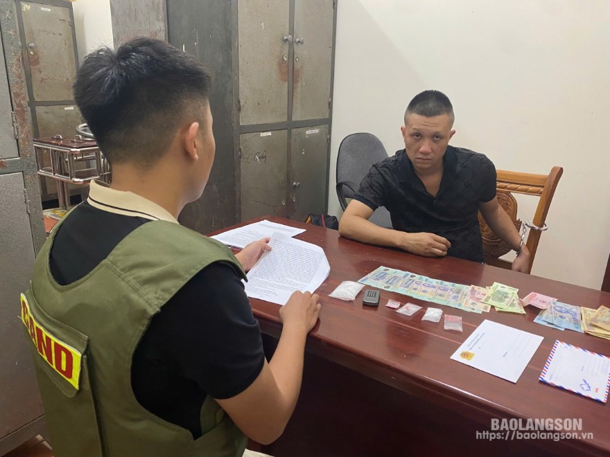 Đối tượng Nguyễn Thanh Định cùng tang vật tại cơ quan công an