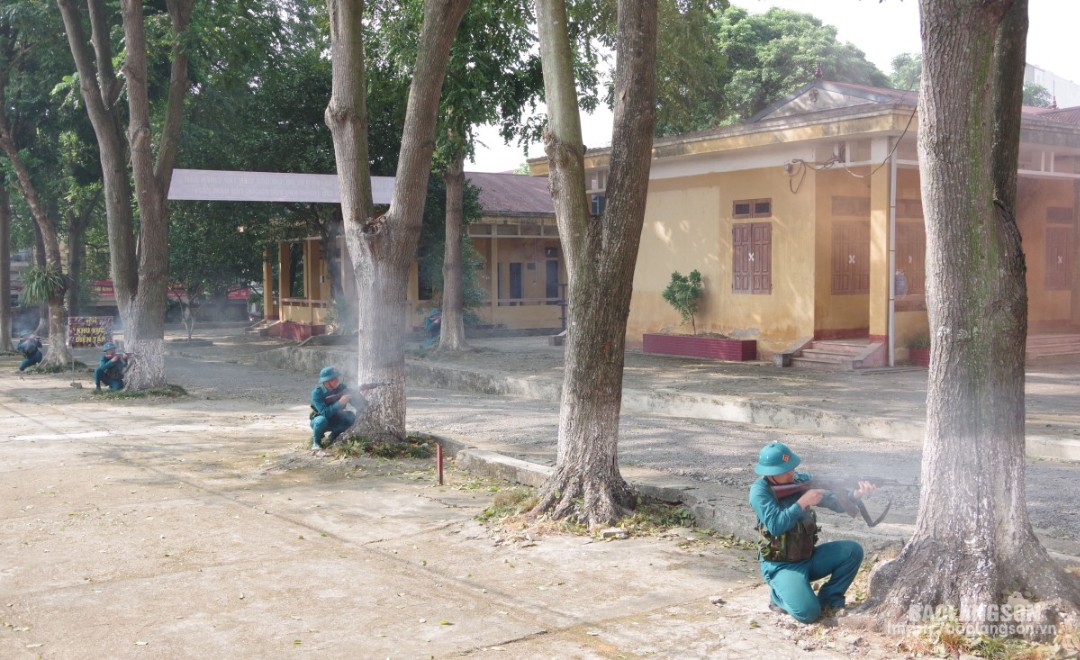 Lực lượng dân quân phường Hoàng Văn Thụ tham gia thực binh trung đội dân quân cơ động đánh chiếm mục tiêu trong đô thị trong diễn tập chiến đấu phòng thủ phường Hoàng Văn Thụ năm 2024