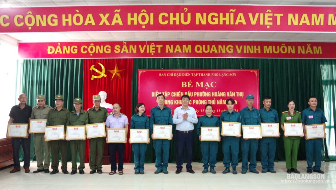 UBND phường Hoàng Văn Thụ khen thưởng các tập thể, cá nhân có thành tích xuất sắc trong thực hiện nhiệm vụ diễn tập chiến đấu trong khu vực phòng thủ phường Hoàng Văn Thụ năm 2024