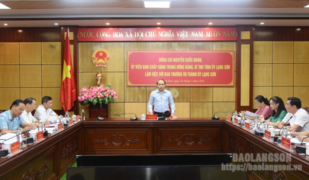 Đồng chí Nguyễn Quốc Đoàn, Uỷ viên Trung ương Đảng, Bí thư Tỉnh uỷ phát biểu kết luận cuộc làm việc với Ban Thường vụ Thành uỷ